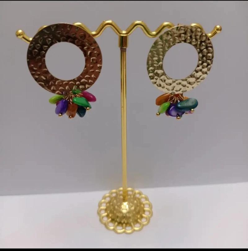AROS CON BAÑO DE PLATA Y PIEDRAS CHIPS DE COLORES EN BASE REDONDA - 3