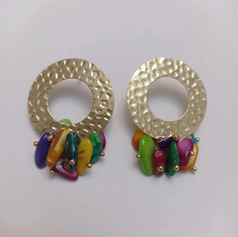 AROS CON BAÑO DE PLATA Y PIEDRAS CHIPS DE COLORES EN BASE REDONDA - 5