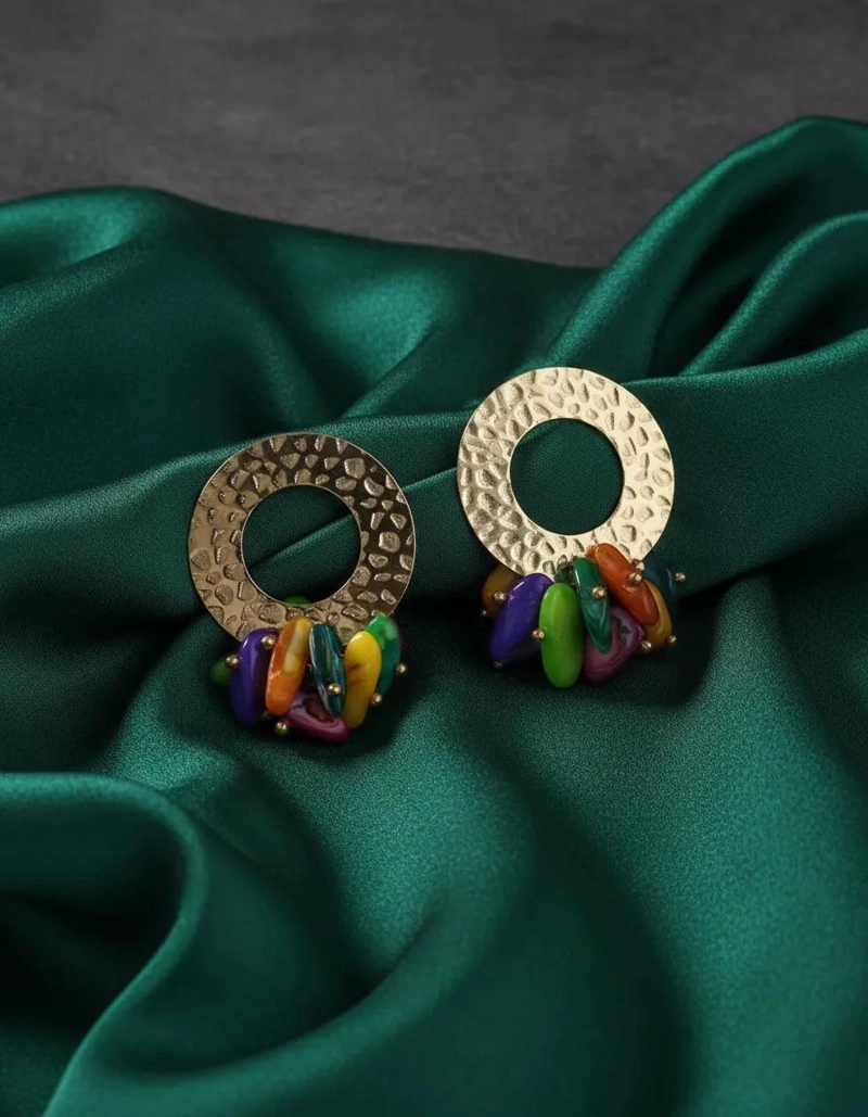 AROS CON BAÑO DE PLATA Y PIEDRAS CHIPS DE COLORES EN BASE REDONDA - 6