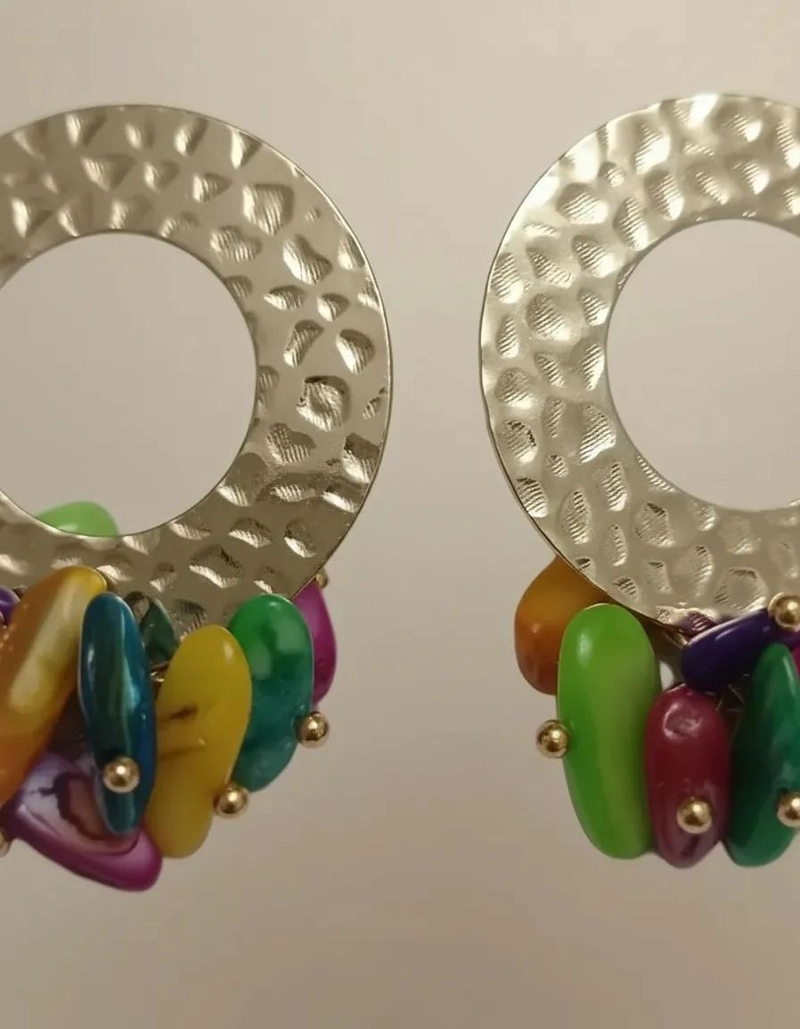 AROS CON BAÑO DE PLATA Y PIEDRAS CHIPS DE COLORES EN BASE REDONDA - 7