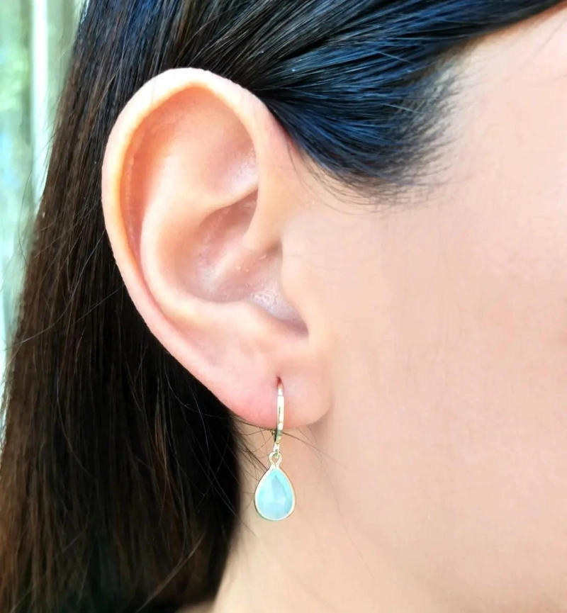 AROS DE ARGOLLA CON GOTA DE CALCEDONIA VERDE ENCHAPADOS EN ORO 18K - 3