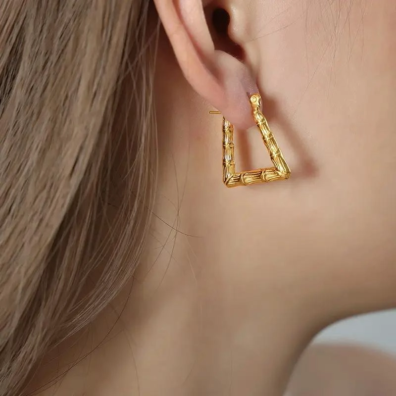AROS BAÑADOS EN ORO 18K DISEÑO EXCLUSIVO TRIANGULAR - 2