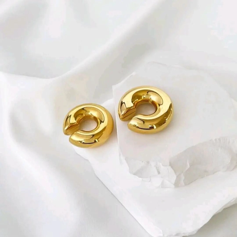 EARCUFF CHUNKY DE ACERO LAMINADO EN ORO 18K PARA MODA - 2