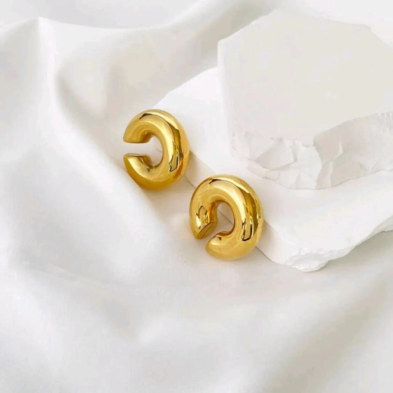EARCUFF CHUNKY DE ACERO LAMINADO EN ORO 18K PARA MODA - 3