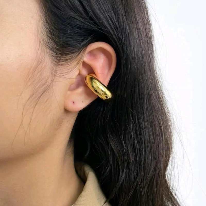 EARCUFF CHUNKY DE ACERO LAMINADO EN ORO 18K PARA MODA - 5