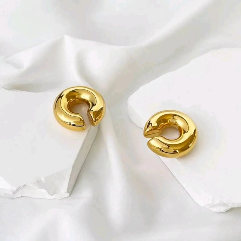 EARCUFF CHUNKY DE ACERO LAMINADO EN ORO 18K PARA MODA - 6