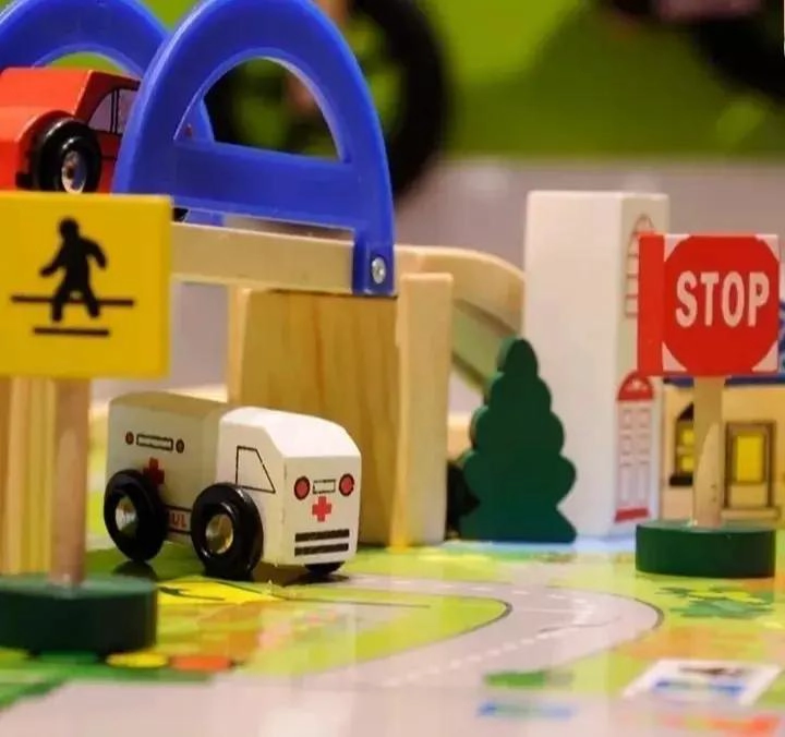 PACK DE 2 PISTAS DE AUTOS Y TREN DE MADERA PARA NIÑOS - 6