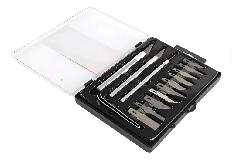 JUEGO DE CUCHILLOS DE PRECISION CON MANGOS DE ALUMINIO Y PINZAS - 1