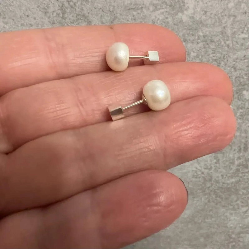 AROS DE PERLA ACHATADA NATURAL EN PLATA 925 DE 7 MM - 5
