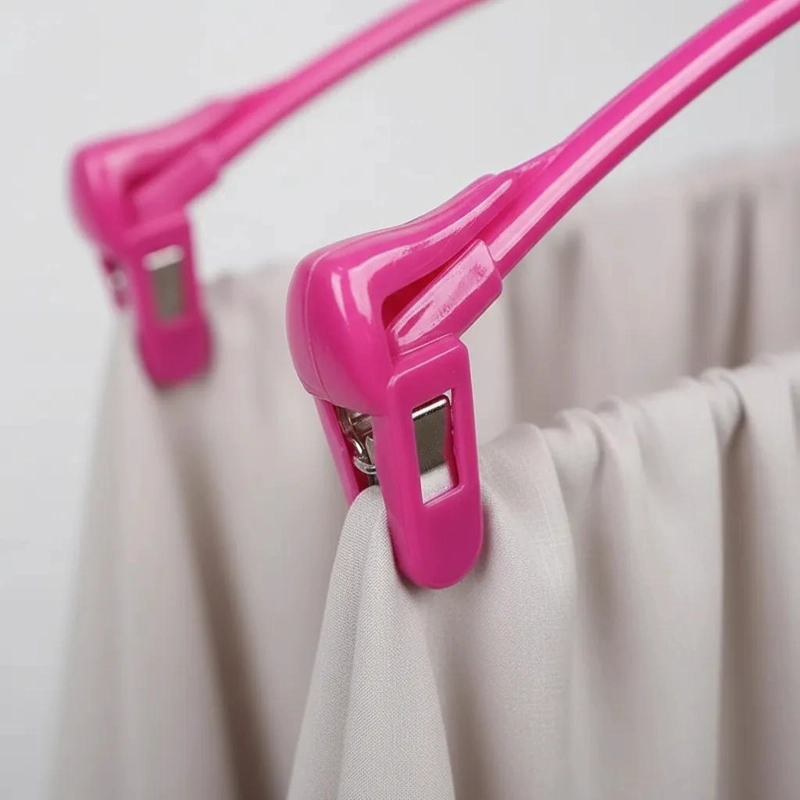 PACK DE 30 COLGADORES PLASTICOS ROSA PARA ROPA - 2