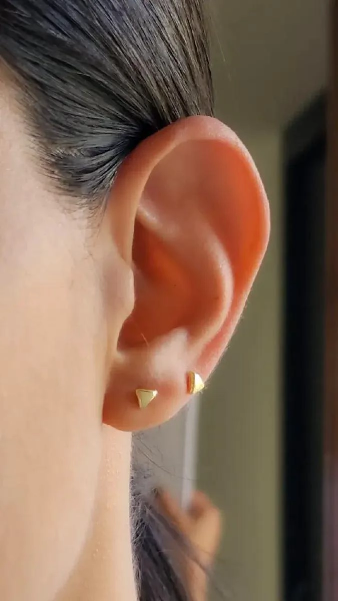 AROS MINI TRIANGULOS DE ORO LAMINADO 18K ELEGANTES - 2