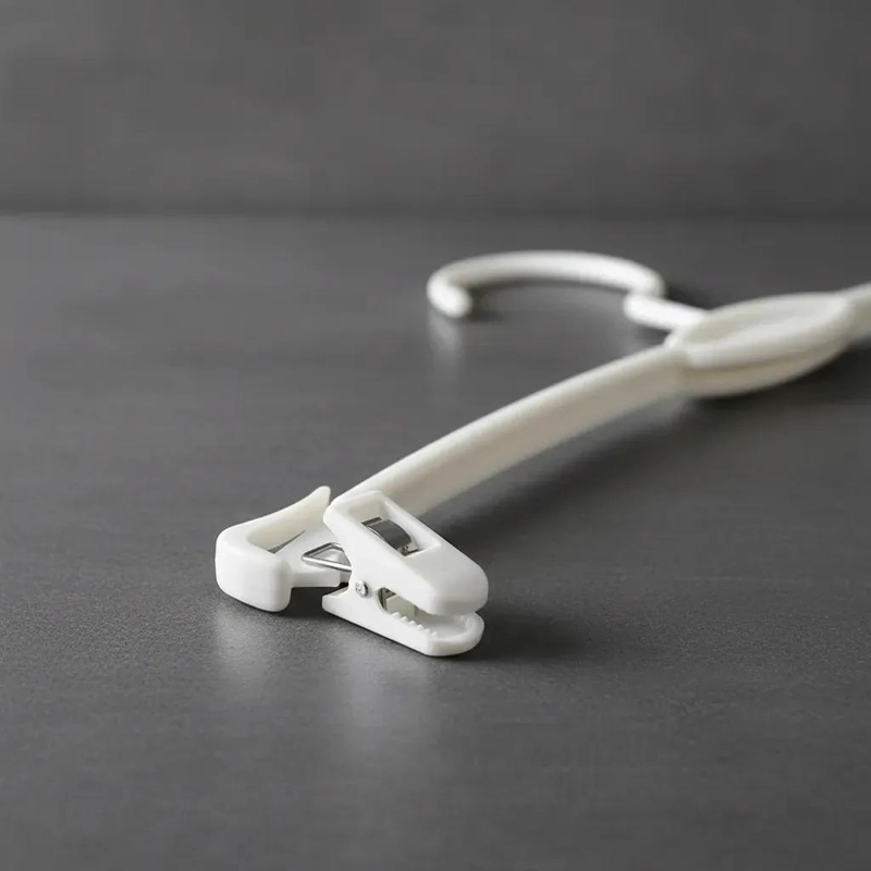 PACK DE 30 COLGADORES PLASTICOS BLANCOS PARA ROPA - 2