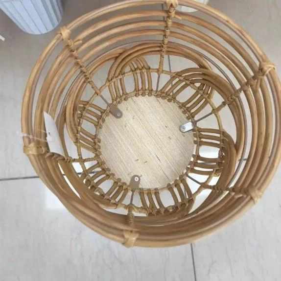 PORTAMACETERO DE MIMBRE CON PATAS DE MADERA PARA DECORACION - 3