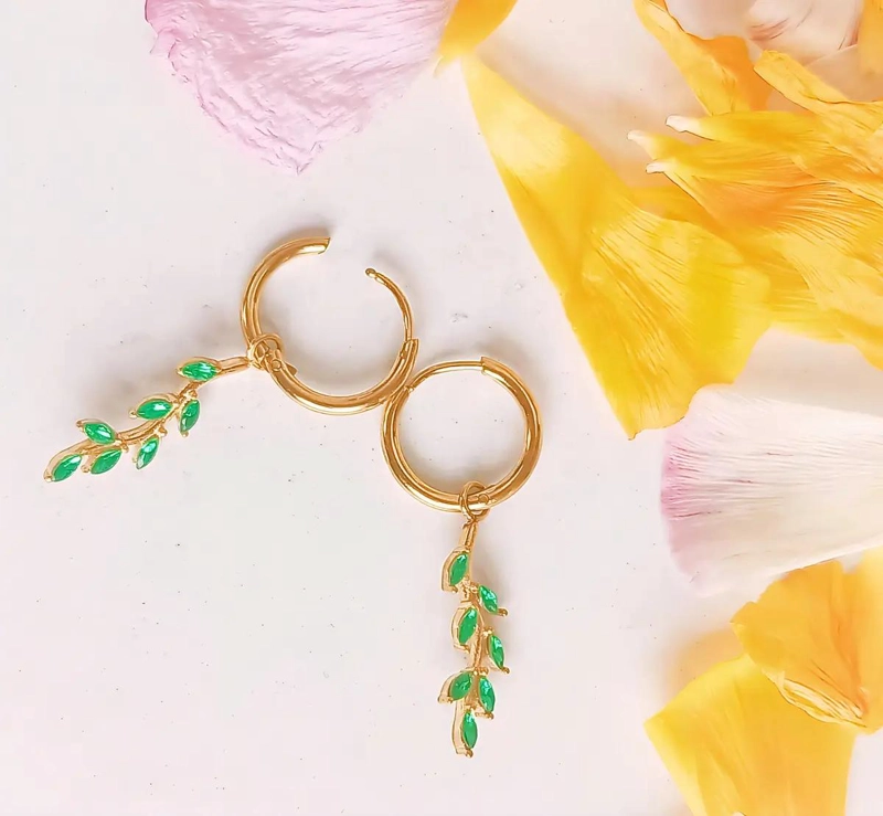 ARGOLLAS HUGGIES CON ZIRCONIA VERDE Y CHAPADO EN ORO 18K - 3