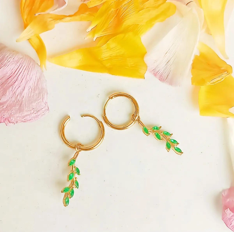 ARGOLLAS HUGGIES CON ZIRCONIA VERDE Y CHAPADO EN ORO 18K - 4