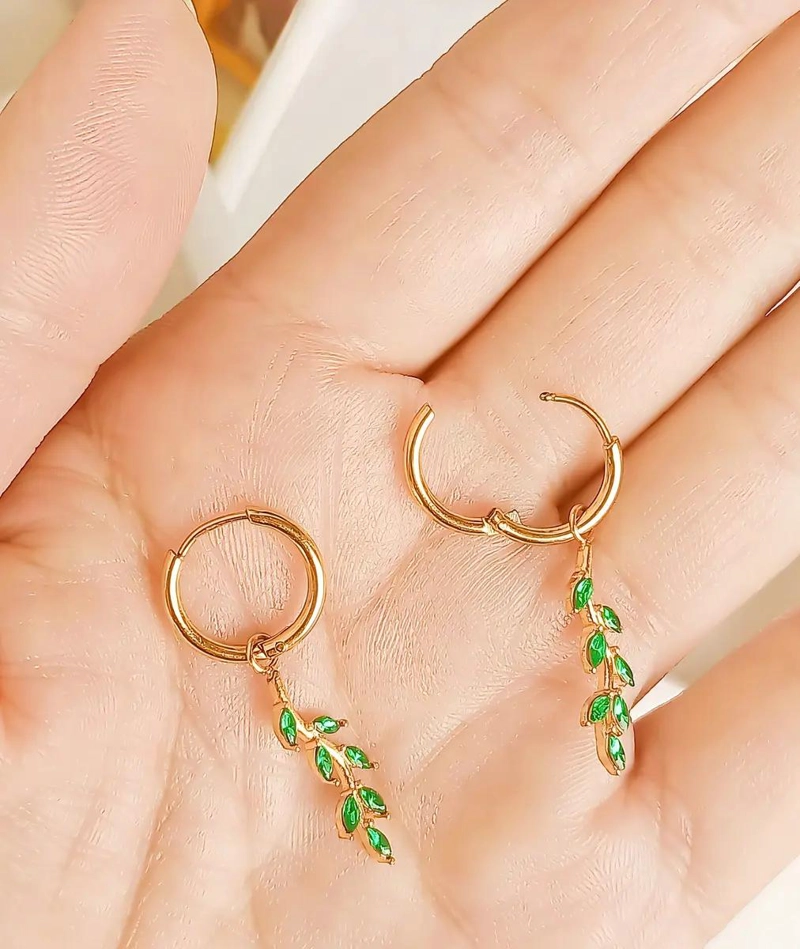 ARGOLLAS HUGGIES CON ZIRCONIA VERDE Y CHAPADO EN ORO 18K - 5