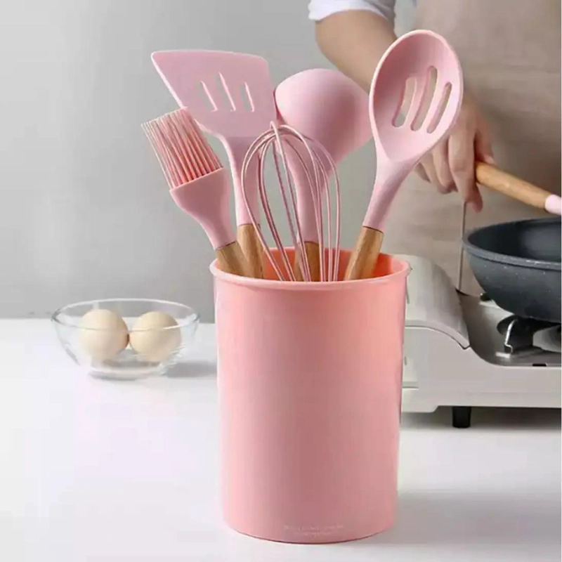 SET DE 12 UTENSILIOS DE COCINA EN SILICONA Y MADERA COLOR ROSA - 4