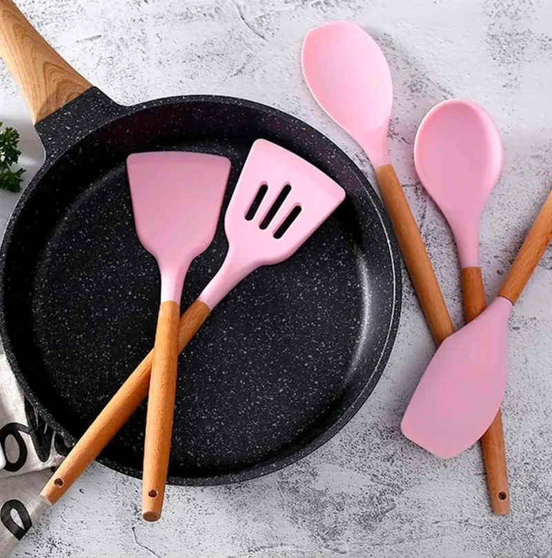 SET DE 12 UTENSILIOS DE COCINA EN SILICONA Y MADERA COLOR ROSA - 5