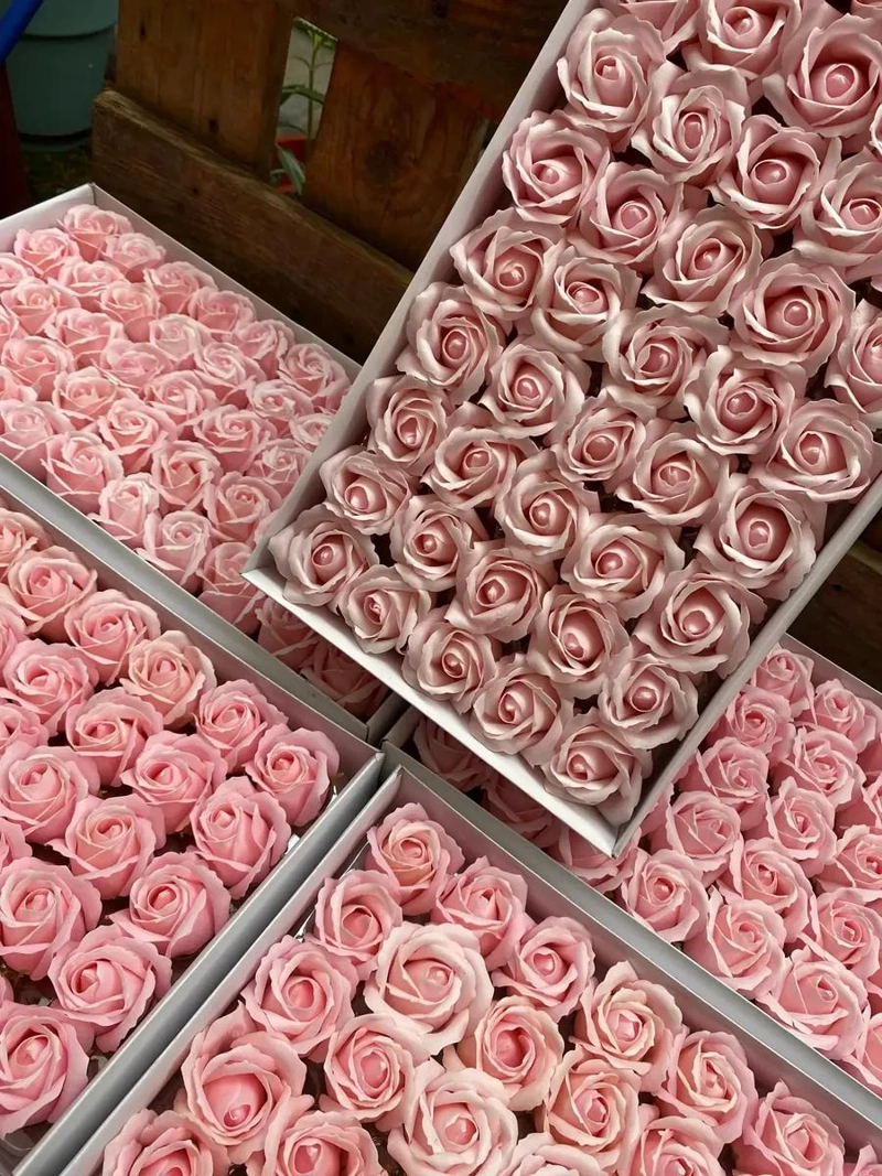 PACK DE 50 ROSAS DE JABON PARA DECORACION FLORAL - 3