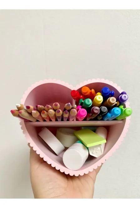 ORGANIZADOR DE ESCRITORIO ROSA CON DISEÑO DE CORAZON - 1