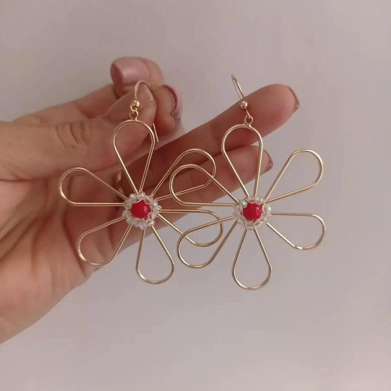 AROS DE FLOR GRANDE HECHOS A MANO CON BAÑO DE ORO Y PIEDRAS - 3