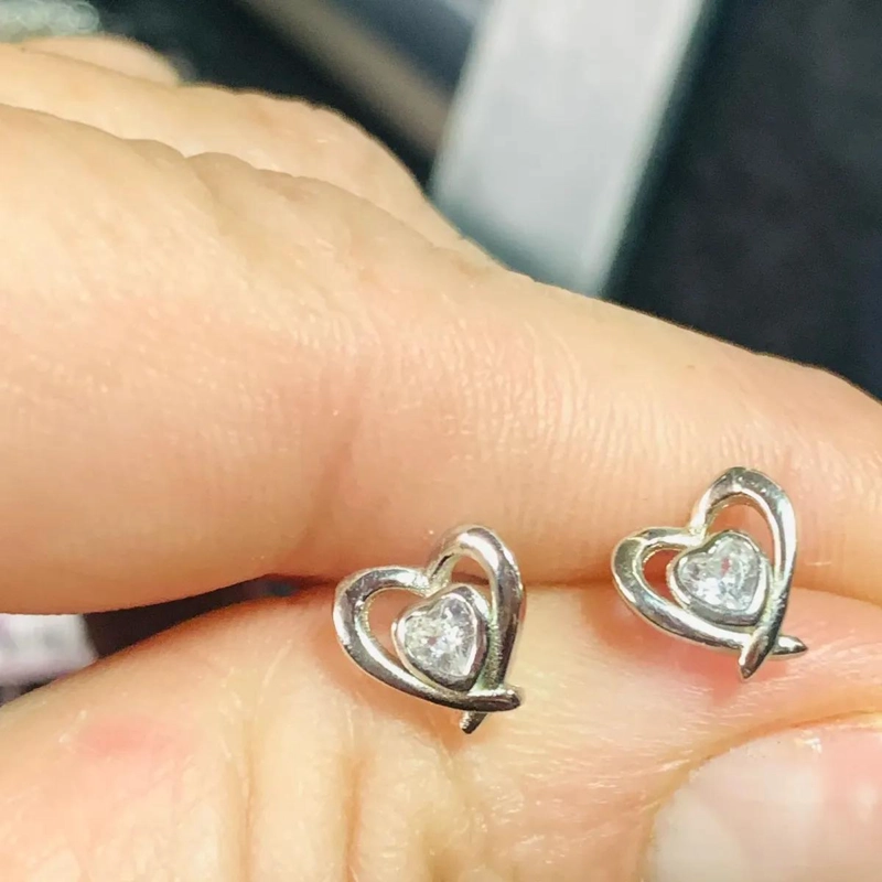 AROS DE PLATA 925 CON DISEÑO DE CORAZON Y PIEDRAS BRILLANTES - 3