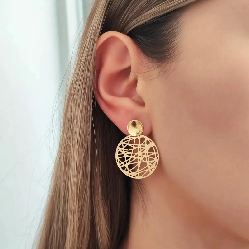 AROS REDONDOS ENCHAPADOS EN ORO 18K CON DISEÑO ELEGANTE - 3