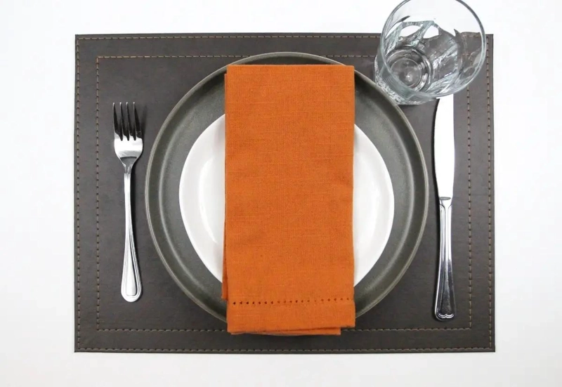 SET DE 6 INDIVIDUALES DE MESA EN ECOCUERO CAFE  42X32 CM - 2