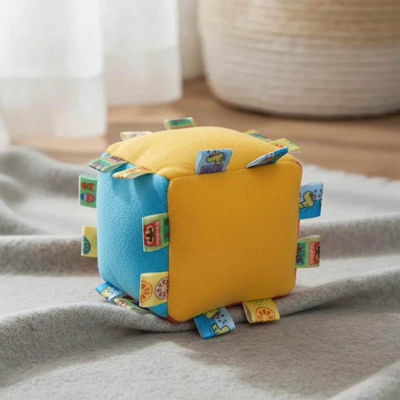 JUGUETE SENSORIAL DE PELUCHE PARA MASCOTAS CUBO AMARILLO - 3