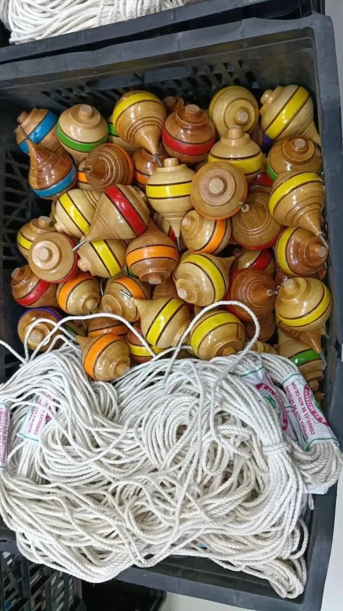 JUEGO DE 6 TROMPOS DE MADERA CON LIENZO TIPICO CHILENO - 2