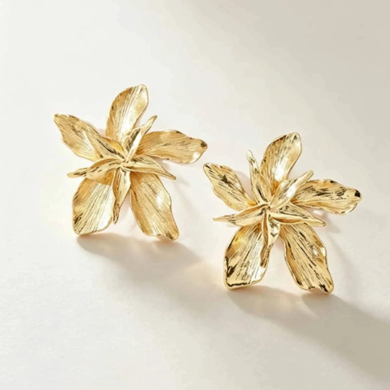 AROS DORADOS GRANDES CON DISEÑO FLORAL PARA EVENTOS Y MODA - 3
