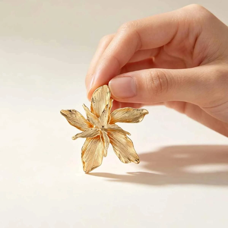 AROS DORADOS GRANDES CON DISEÑO FLORAL PARA EVENTOS Y MODA - 4