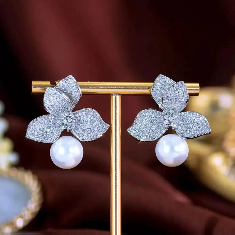 PENDIENTES FLORALES CON CIRCONITAS Y PERLAS ELEGANTES - 3