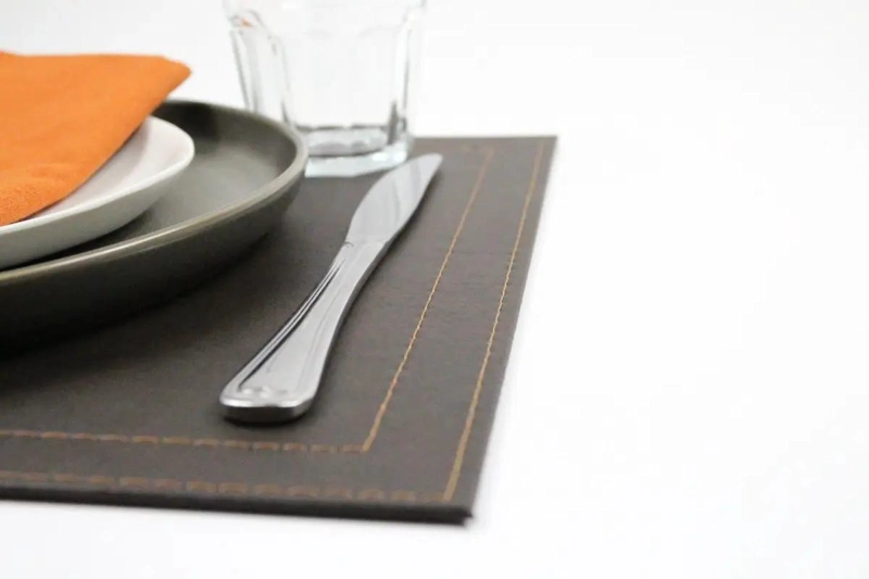 SET DE 6 INDIVIDUALES DE MESA EN ECOCUERO CAFE  42X32 CM - 4
