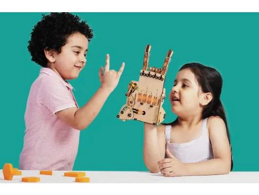 MANO ROBOTICA DE MADERA PARA APRENDIZAJE INTERACTIVO - 1