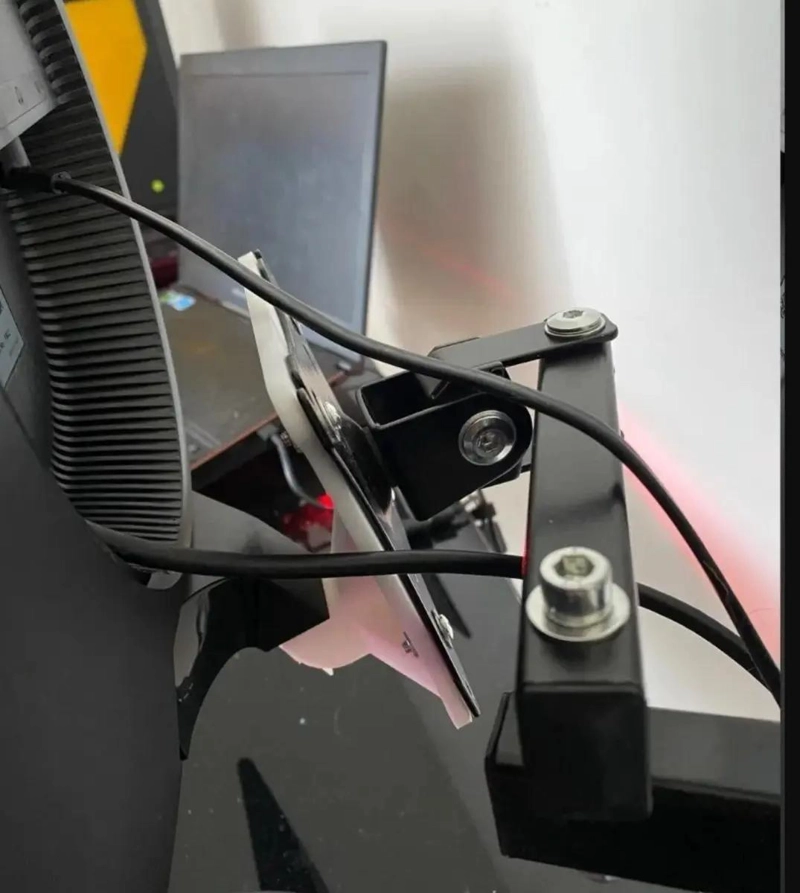 ADAPTADOR VESA REFORZADO PARA PANTALLAS DE 24 PULGADAS - 7