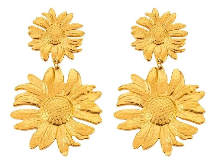 AROS ELEGANTES BAÑADOS EN ORO 18K CON DISEÑO DE MARGARITAS - 1
