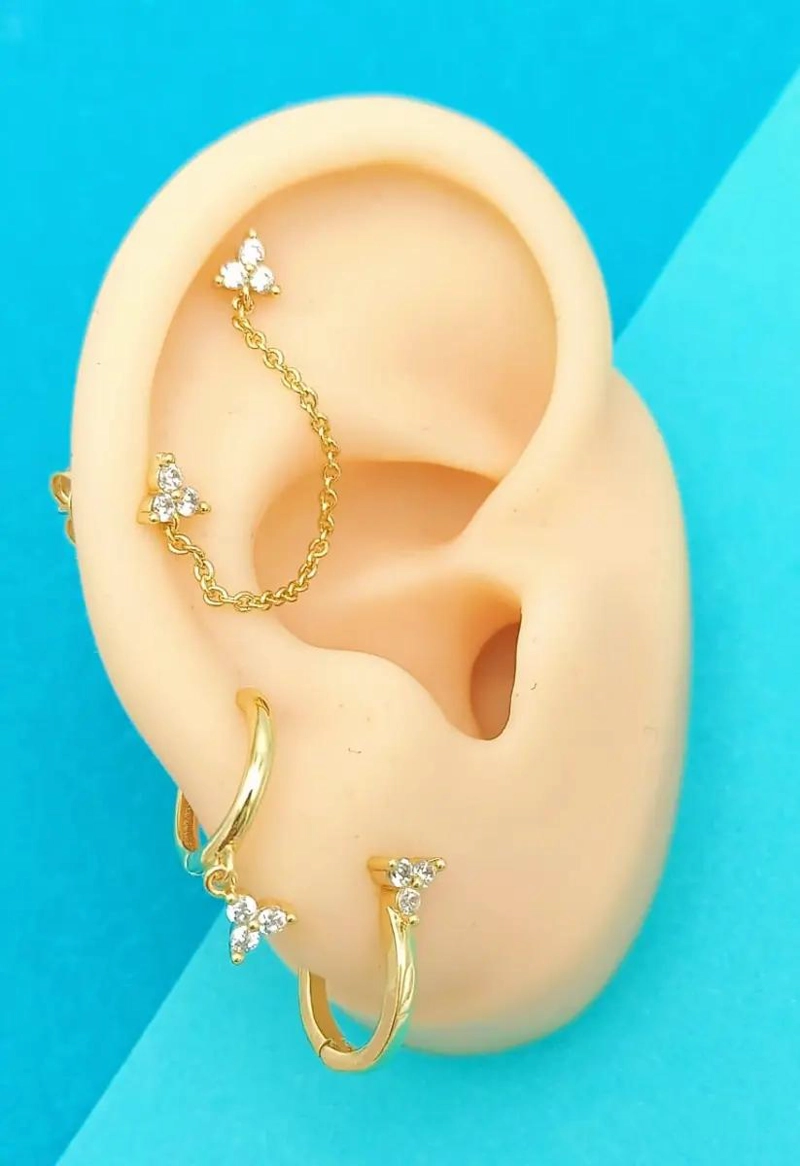 SET DE AROS HUGGIES Y PENDIENTES CON CADENA EN ORO - 4