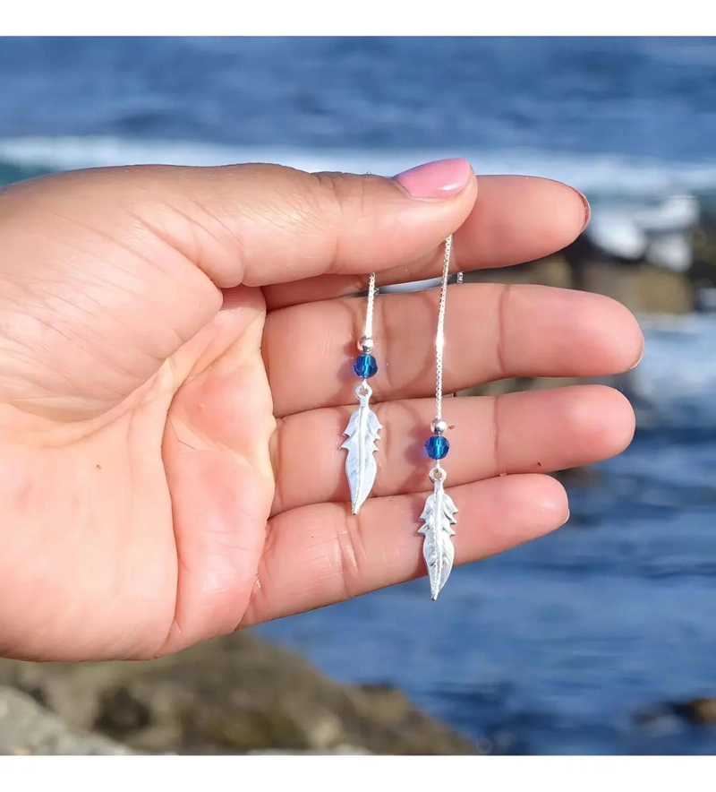 AROS DE PLATA 925 CON DISEÑO DE PLUMAS Y CRISTAL AZUL - 2