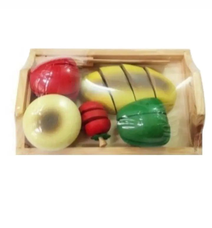 COCINA DE JUGUETE CON CESTA DE VEGETALES Y BALANZA DE MADERA - 2