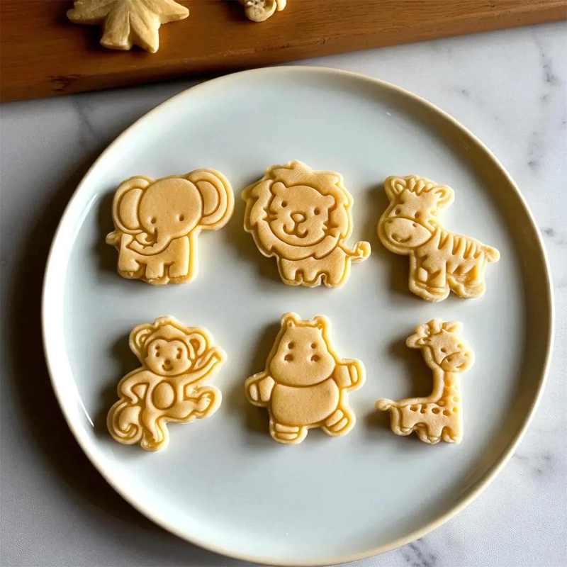 SET DE CORTADORES DE GALLETAS CON DISEÑOS DE ANIMALES DE LA SELVA EN PLASTICO - 6