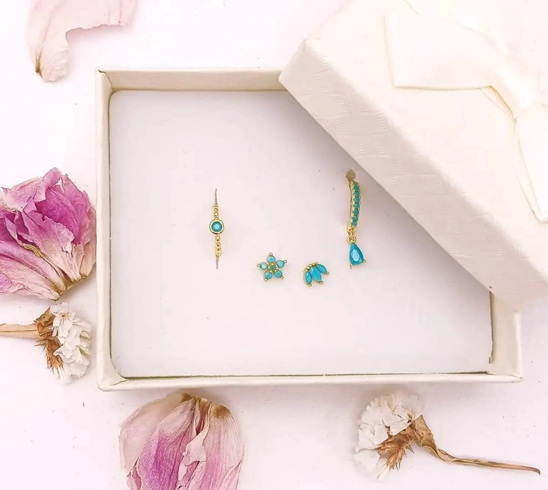 SET DE AROS HUGGIES Y EARCUFF CON PIEDRAS TURQUESA - 4