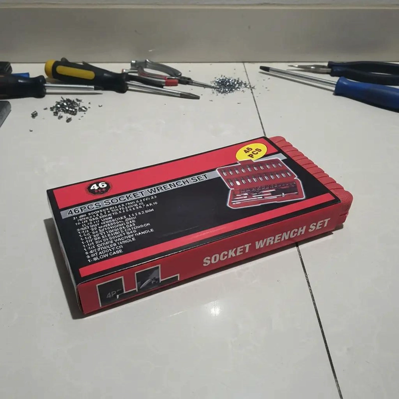 KIT DE HERRAMIENTAS VERSATIL CON 46 PIEZAS EN COLOR ROJO - 1
