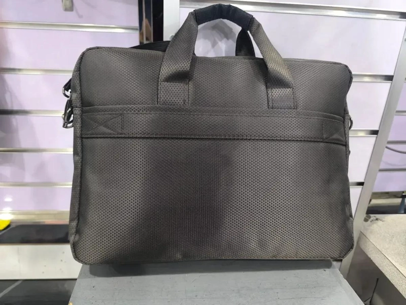 MALETIN IMPERMEABLE PARA NOTEBOOK DE 15.6 PULGADAS CON COMPARTIMENTOS - 4