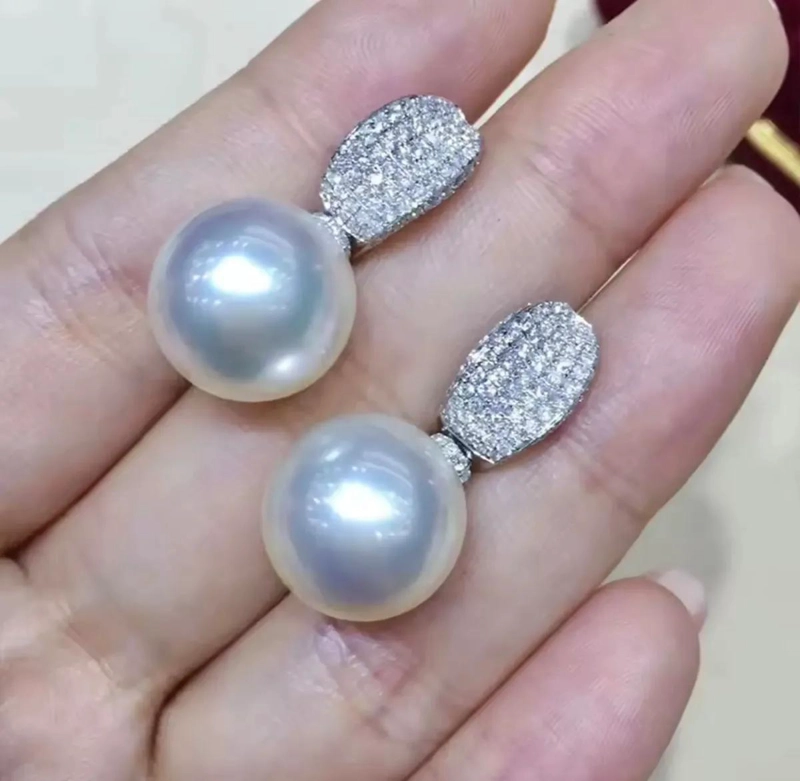 AROS DE PERLAS BLANCAS CON BRILLANTES MICROCIRCONES - 2