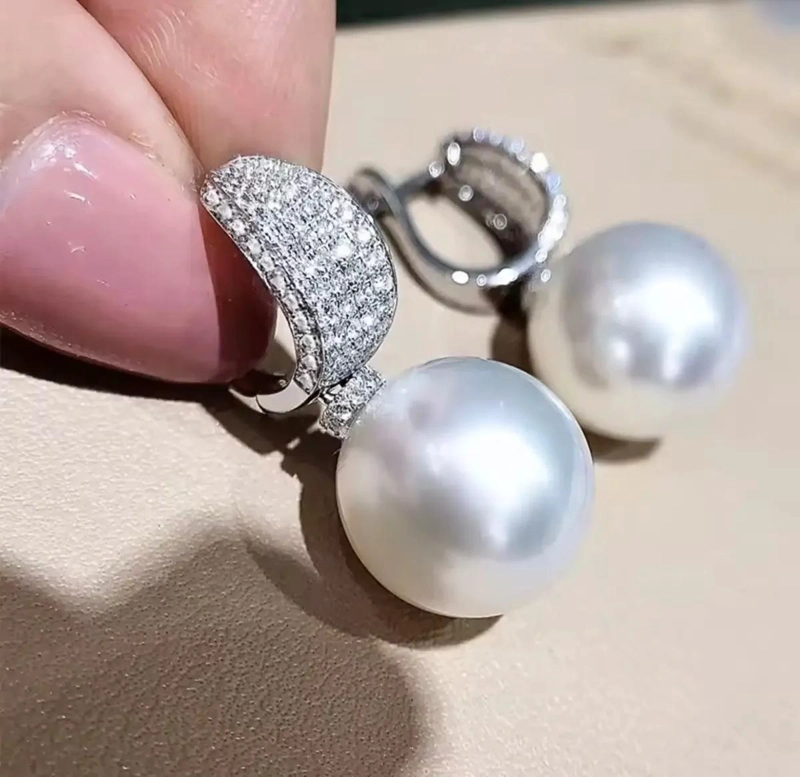 AROS DE PERLAS BLANCAS CON BRILLANTES MICROCIRCONES - 3