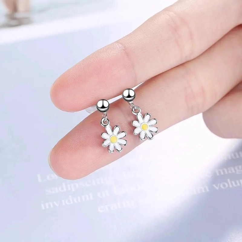 AROS ELEGANTES FLOR MARGARITA BAÑADOS EN PLATA - 5