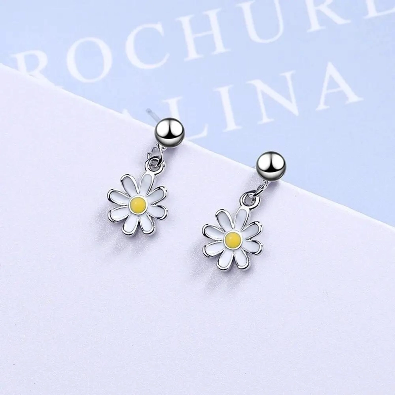 AROS ELEGANTES FLOR MARGARITA BAÑADOS EN PLATA - 6
