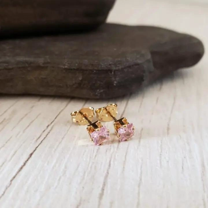 ARETE CUADRADO ROSADO EN ORO LAMINADO 18K CON CRISTALES - 2