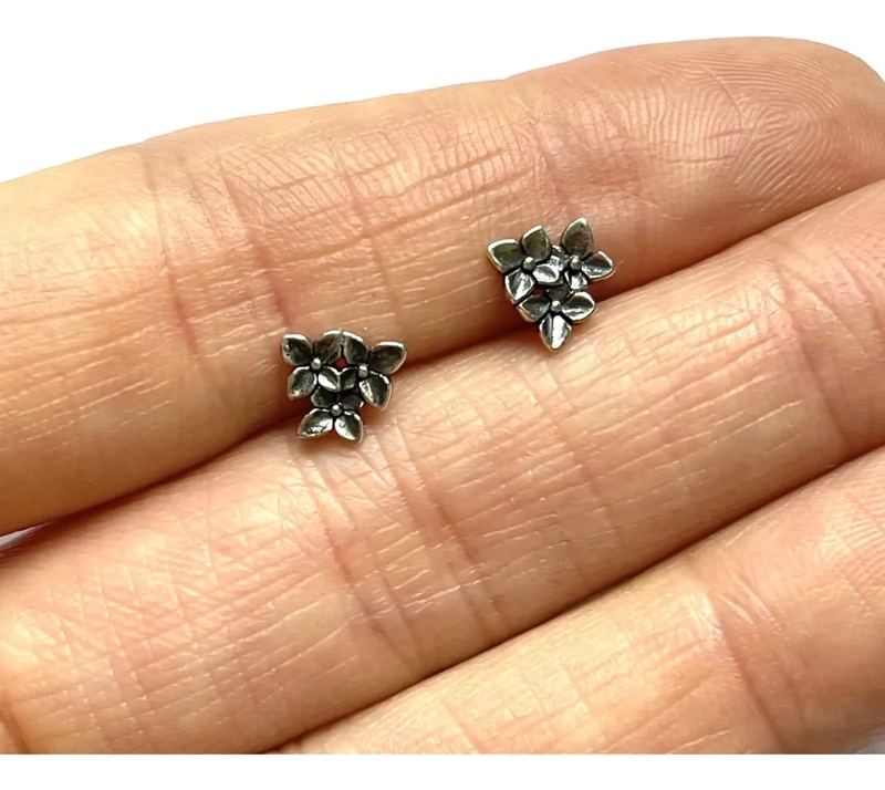 AROS DE FLORES NEGRAS EN PLATA 925 HIPOALERGE NICOS ELEGANTES - 2
